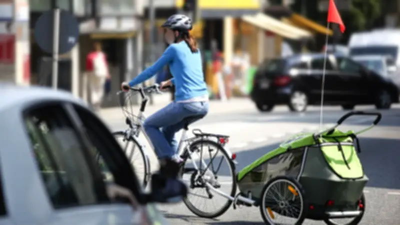 Vol de vélo à Hambourg : une voleuse arrêtée avec un enfant de 4 ans dans la remorque