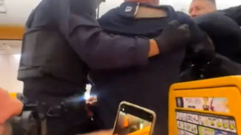 Vol dérouté à Toulouse : cinq passagers ivres et violents évacués