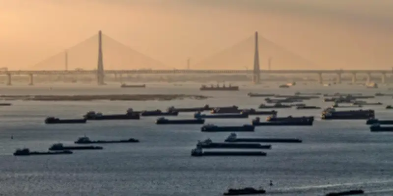 Voyage dans l'usine du monde : le rouleau compresseur industriel chinois
