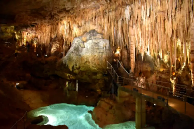 Voyage souterrain en Périgord : grottes sublimes et concrétions majestueuses