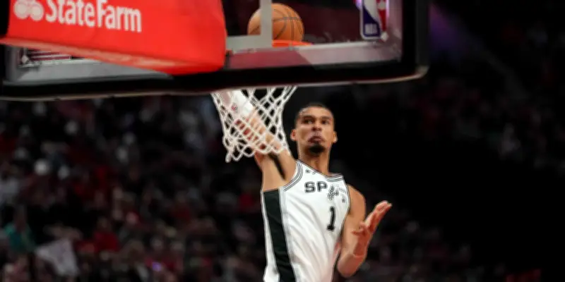 Wembanyama marque 27 points pour son retour, San Antonio domine Portland