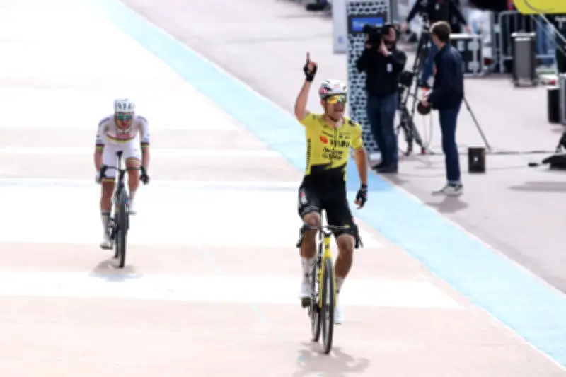 Wout Van Aert triomphe enfin à Paris-Roubaix, mettant fin à sa malédiction