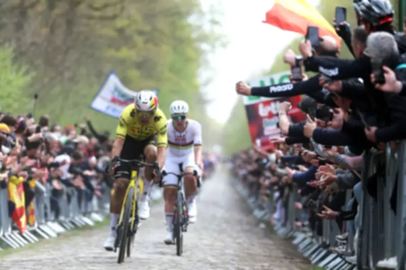Wout van Aert triomphe enfin sur le pavé de Paris-Roubaix, un Monument à sa hauteur