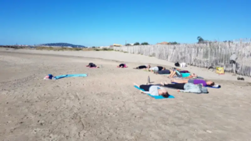 Yoga et chant fusionnent sur la plage de Frontignan pour une journée d'harmonie