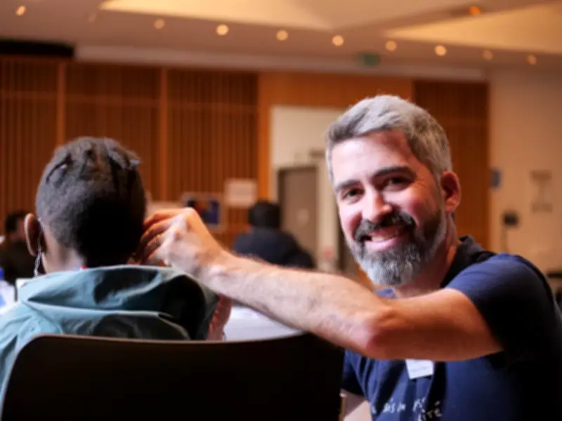 Yohan Ménard, audioprothésiste rochelais, allie entrepreneuriat et missions humanitaires