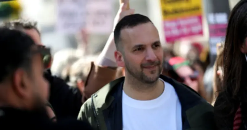 Zack Polanski, la nouvelle figure de la gauche britannique qui bouscule le Labour