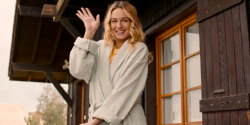 Zoé Marchal, irrésistible en poupée sexuelle qui prend vie