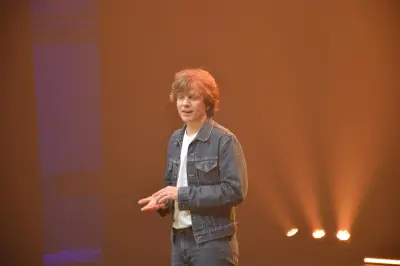 Alex Lutz triomphe à Gujan-Mestras avec son spectacle intime et équestre