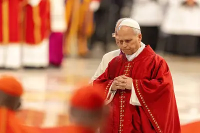 Alger se pare pour la visite papale : trottoirs express et critiques médiatiques