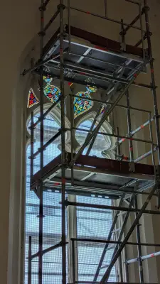 Angoulins : restauration d'un vitrail de l'église Saint-Pierre