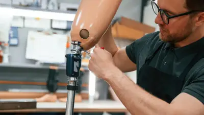 Arthur, 8 ans, retrouve son autonomie grâce à un bras robotique 3D conçu par ses parents