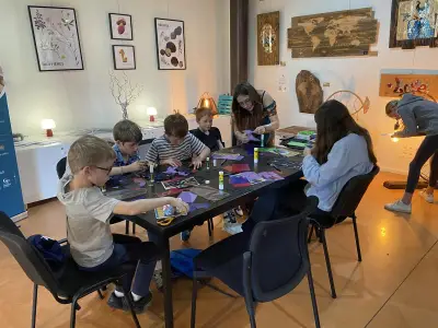 Atelier vitrail à l'écomusée de la Truffe : des enfants découvrent l'art sacré