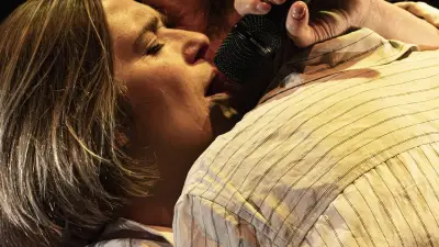 « Bébé & Doudou » : une pièce mordante sur l'amour sous emprise au théâtre de Millau