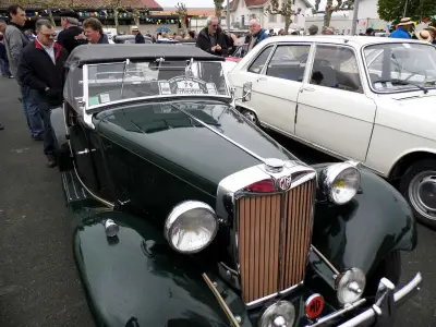 Bidache accueille le retour des véhicules anciens du BARC pour la Fête du Travail