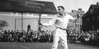 Bill Tilden, de la gloire à l'infamie, hante le roman 'Revers sensible' de Daniel Arsand