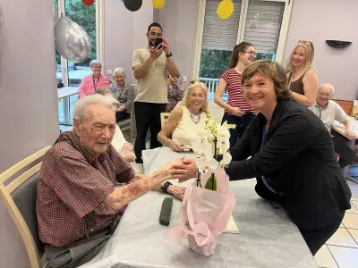 Bordeaux : la maire adjointe Hélène Jacquet fête les 100 ans de Gilbert Bladet