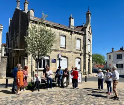 Bordeaux : Un atelier d'écriture en plein air pour seniors explore la poésie du détail