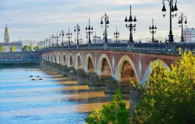 Bordeaux : un sans-abri sauve une jeune femme du suicide en sautant dans la Garonne