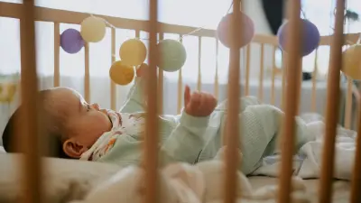 Cannabis dans la chambre d'un bébé : la mère mord un policier lors de son interpellation