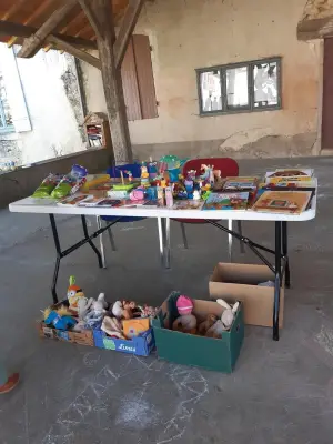 À Castelmoron-d’Albret, une chasse aux œufs de Pâques originale échange œufs contre livres et chocolats