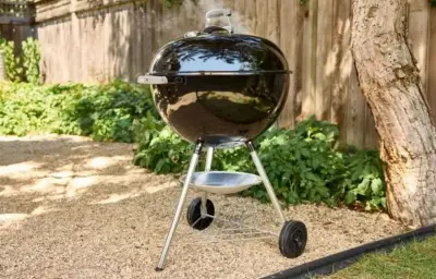 Cdiscount propose -30€ sur le barbecue Weber à charbon, idéal pour les repas d'été