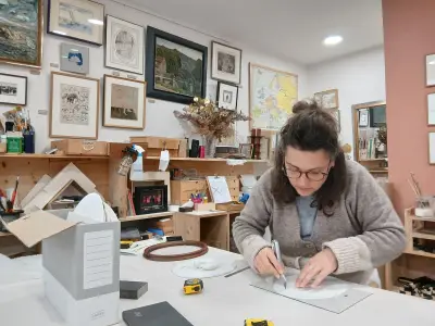 Chloé Lambert, encadreuse d'art à Bergerac, préserve les trésors du quotidien