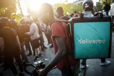Deliveroo et Uber Eats visés par une plainte pour traite d'êtres humains