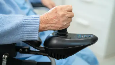 Fauteuil roulant nauséabonde : une Belge de 67 ans vit un cauchemar olfactif
