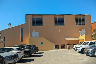 Fermeture immédiate de la salle des fêtes du Var : un coup dur pour les associations locales