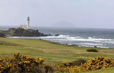 Greenpeace installe des éoliennes sur un golf de Trump pour dénoncer les profits pétroliers