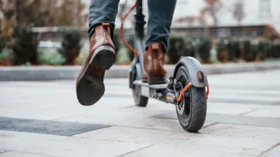 Grenoble : un agresseur en trottinette blesse grièvement deux hommes au couteau avant de fuir