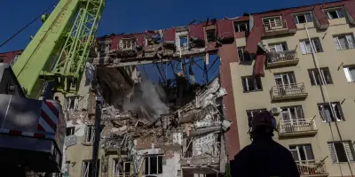 Guerre en Ukraine : À Odessa, les secouristes sauvent sept personnes après une attaque de drones russes