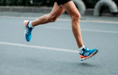 Jambes de bois après le sport : causes, prévention et remèdes selon un ostéopathe