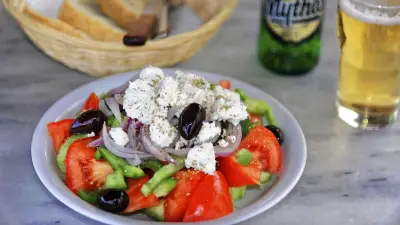 La feta grecque menacée : pénurie et hausse des prix à l'horizon cet été