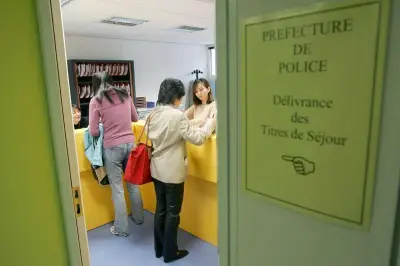 Le ministre de l'Intérieur lance un plan pour réduire les délais des titres de séjour