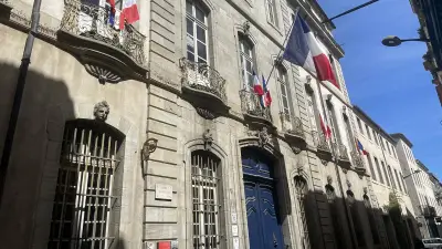 Les nouveaux maires RN retirent le drapeau européen : quelles obligations légales ?