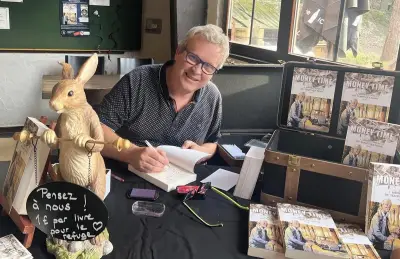 Marc Varence dédicace son roman autoédité « Enfoiré ! » en hommage à Coluche