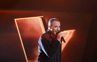 Nikos Aliagas piège les coachs de The Voice en interprétant du Moustaki en grec