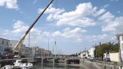 Nouvelle passerelle du Carreau d'or installée à Marans