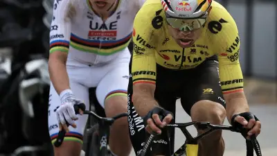 Paris-Roubaix 2026 : Wout van Aert triomphe au sprint face à Tadej Pogacar après une course épique