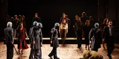 Philip Glass fait une entrée fracassante à l'Opéra de Paris avec 'Satyagraha'