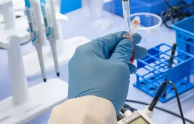 Pénurie de gants médicaux au Japon : Tokyo puise dans ses réserves face à la crise énergétique