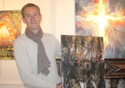 Sébastien Mas expose ses œuvres abstraites au Chapeau rouge