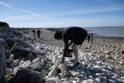 Surfrider mobilise des bénévoles pour un ramassage de déchets sur le littoral des Minimes