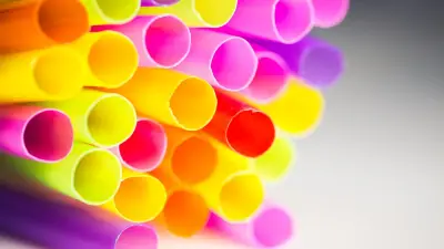 Étudiant français autorisé à quitter Singapour pour un stage après avoir léché une paille