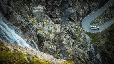 Un bus plonge dans un ravin en Équateur : 14 morts et 29 blessés dans un accident tragique