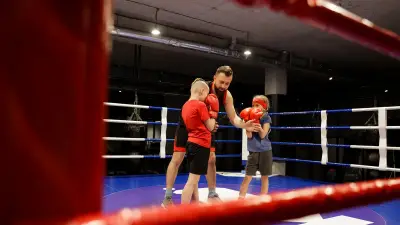 Un coach de MMA frappe des enfants de 10 ans : la vidéo choque