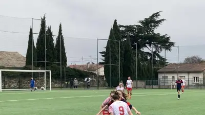 Un entraîneur poursuivi pour agression sexuelle retrouve un poste à Nîmes, créant la polémique