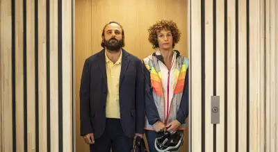 Un homme amoureux d'une poupée en silicone : la comédie romantique absurde de Sophie Beaulieu