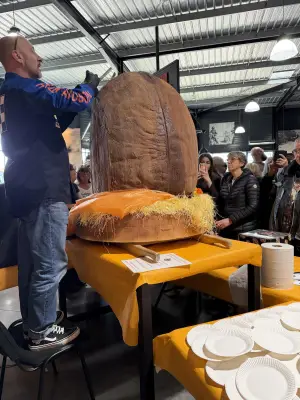 Un œuf de Pâques en chocolat géant de 85 kg offert par une concession Harley-Davidson